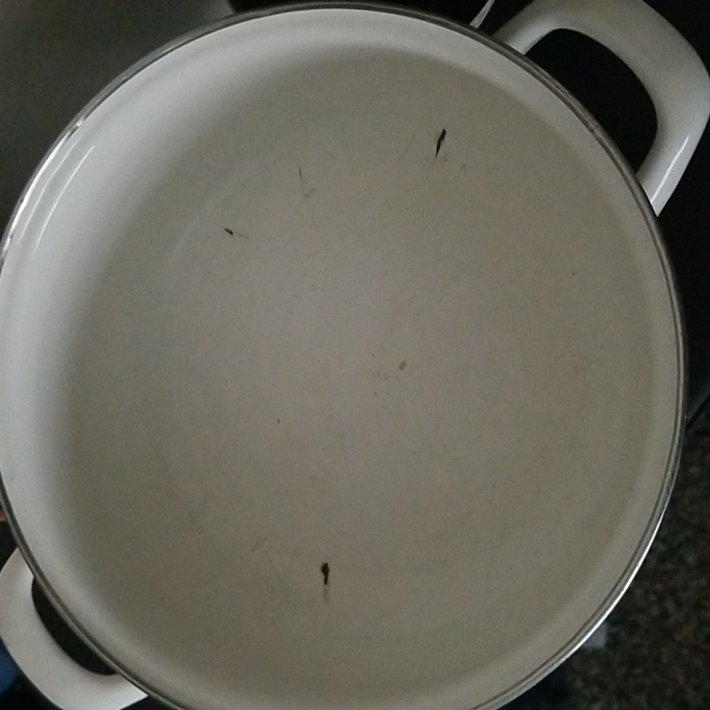 Vintage 70s Enamel Soup Pot - Picture 3 of 7